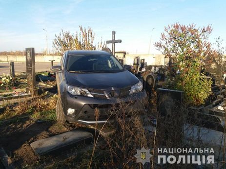 ﻿Священик, який заїхав позашляховиком на могили в Харкові, відшкодував збитки потерпілим – поліція