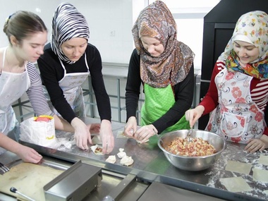 Мусульманки Киева приготовили мясные блюда для солдат, находящихся в госпитале