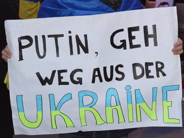 В Вене митингующие призвали Путина убираться из Украины. Фоторепортаж