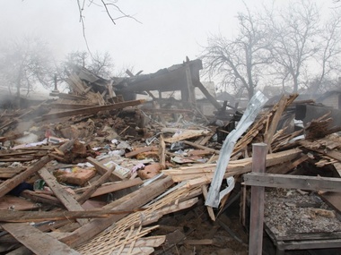 В результате обстрела в Дебальцево разрушены частные дома. Фоторепортаж