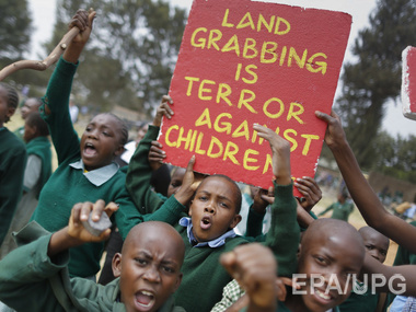 В Кении полиция применила слезоточивый газ к школьникам, которые пытались вернуть детскую площадку
