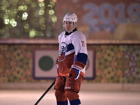 Путин сыграл в хоккей на Красной площади в Москве. Фоторепортаж
