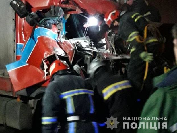 В Хмельницкой области в ДТП с грузовиком погибло три человека, еще двое травмированы