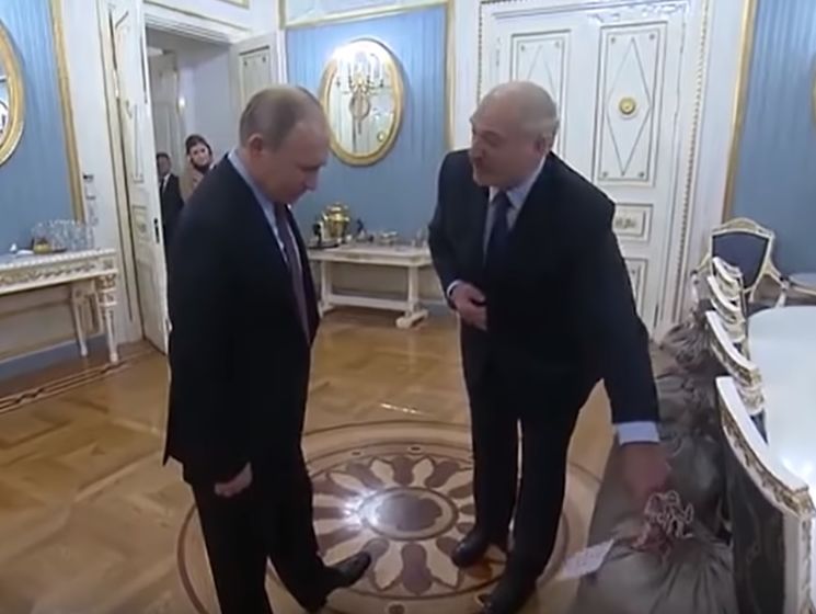 ﻿"Своє!" – "Чудово". Лукашенко подарував Путіну чотири мішки картоплі. Відео
