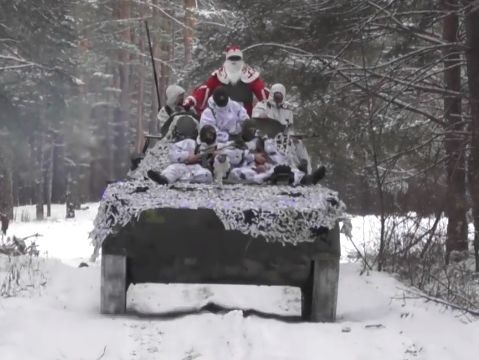 Санта-Клаус в бронежилете на БТР. Военные поздравили украинцев с Новым годом. Видео