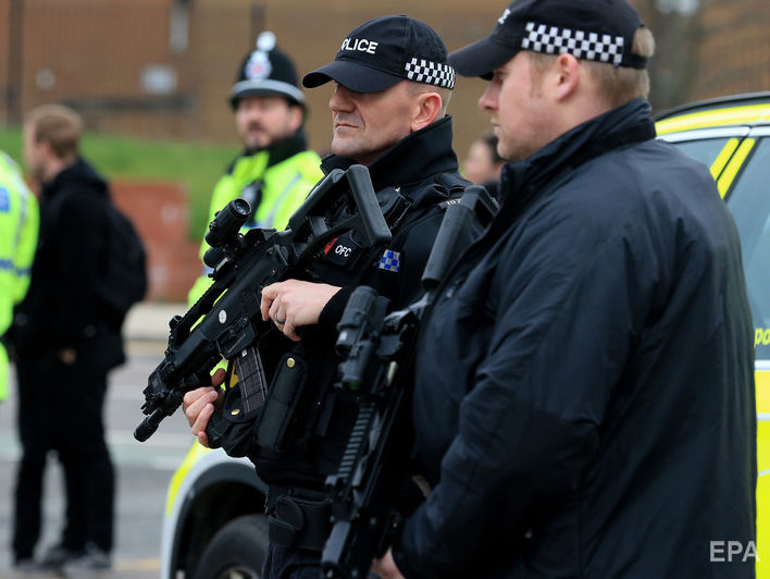 ﻿Чоловік напав із ножем на людей у Манчестері, інцидент розслідує контртерористичний підрозділ поліції