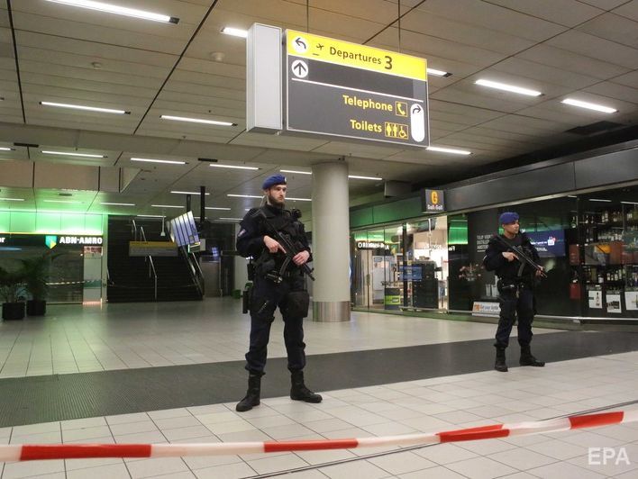 ﻿В аеропорту Амстердама канадець роздягнувся до трусів і погрожував підірвати бомбу