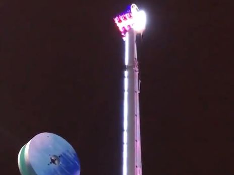 Во Франции группа людей провела новогоднюю ночь на застрявшем на высоте 52 метра аттракционе