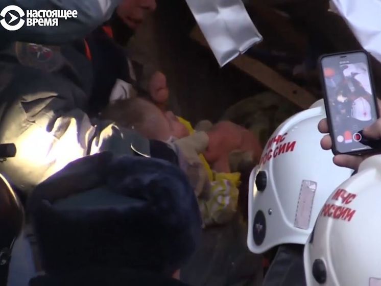 ﻿Опубліковано кадри порятунку немовляти з-під завалів будинку в Магнітогорську. Відео