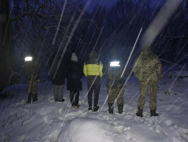 ﻿Українські прикордонники затримали чотирьох іноземців, які намагалися незаконно перетнути кордон із Польщею