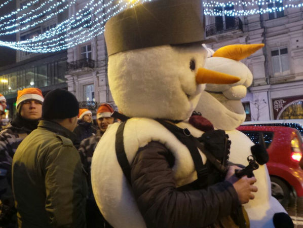 Новогодние шапочки и снеговик с автоматом. "Нацкорпус" провел в Киеве шествие в честь дня рождения Бандеры. Видео