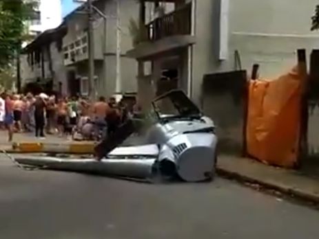 ﻿У Бразилії вертоліт упав на житловий сектор, загинув перехожий