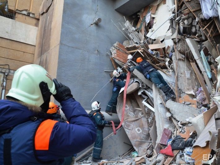﻿З-під завалів житлового будинку в Магнітогорську дістали 14 тіл загиблих