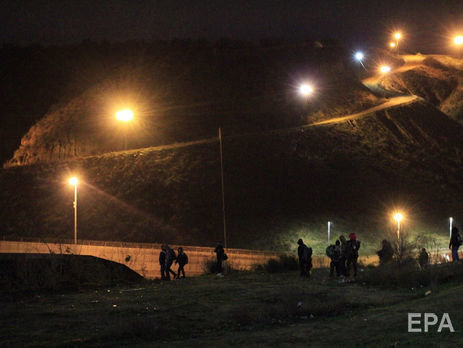 В США пограничники применили газ против мигрантов из Мексики