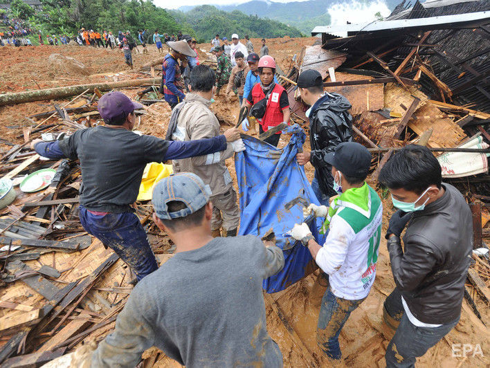 Число погибших в результате оползней в Индонезии достигло 15 человек