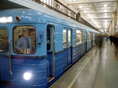 В 12.00 в память о погибших в Мариуполе на минуту остановится киевское метро
