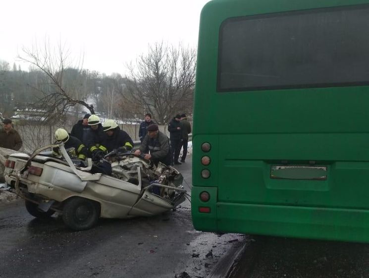 ﻿"Запорожець" зіткнувся з маршруткою в Київській області, троє людей загинули – поліція