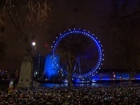 ﻿"Лондонське око" на Новий рік підсвітили в кольори Євросоюзу. Мер Лондона назвав це посланням європейцям
