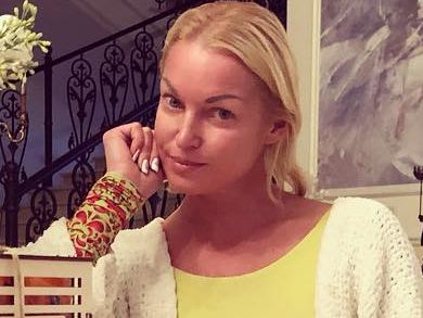 Волочкова без одежды легла на снег