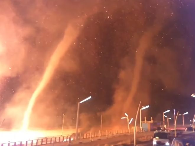 ﻿Під час святкування Нового року в Нідерландах вітер перетворив багаття на вогняні торнадо. Відео