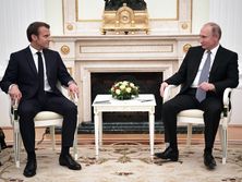 Макрон по телефону призвал Путина освободить захваченные украинские корабли и моряков