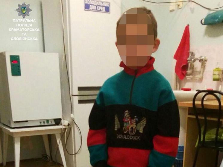 В Краматорске патрульные подобрали на улице шестилетнего мальчика, которого мать ночью выгнала из дома без верхней одежды