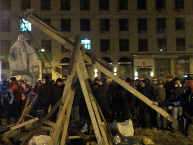 Ночью на Грушевского милиция разобрала несколько баррикад и уничтожила катапульту