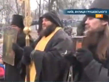На Грушевского – первое перемирие. Между митингующими и милицией стоят священники