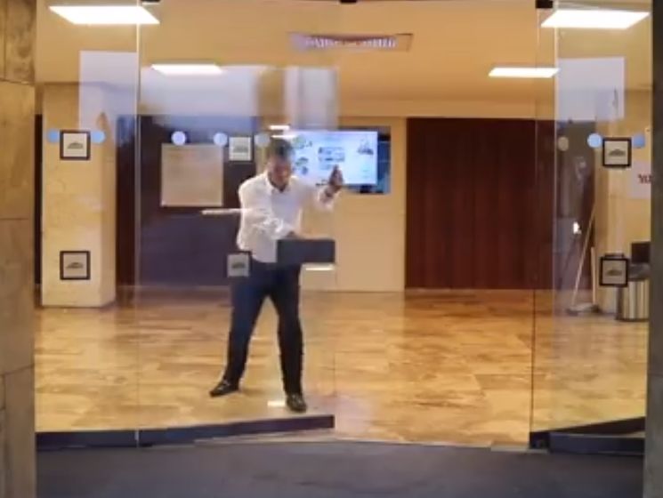 ﻿Спікер парламенту Ізраїлю показав, як він замітає та закриває своє відомство до виборів. Відео