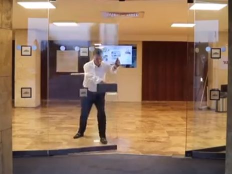 Спикер парламента Израиля показал, как он подметает и закрывает свое ведомство до выборов. Видео