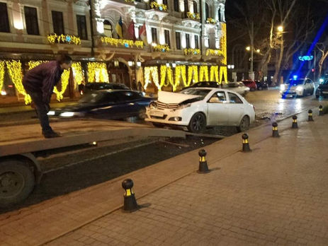 В центре Одессы пьяный водитель протаранил три припаркованные машины