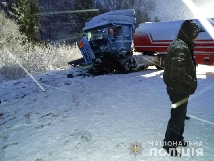 Унаслідок зіткнення автоцистерни з двома мікроавтобусами у Львівській області загинуло двоє людей, постраждало дев'ятеро – поліція