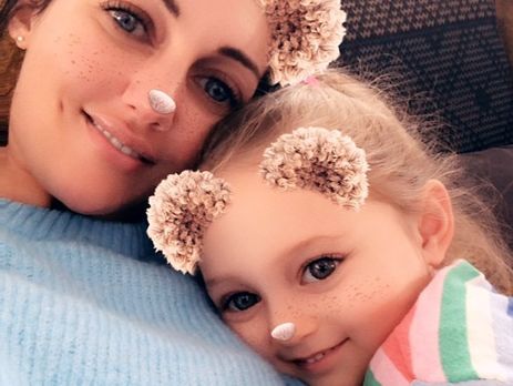 ﻿Узерлі станцювала з донькою перед ялинкою