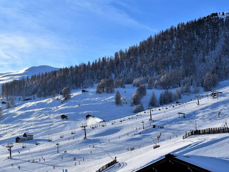 ﻿На курорті Драгобрат двоє лижників випали з підйомника, в адміністрації заявили, що вони самі винні