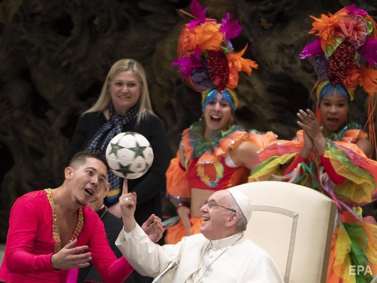 ﻿Папа Франциск покрутив м'яч на пальці разом з артистами кубинського цирку. Відео