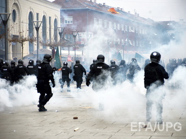 В Косово в результате столкновений между полицией и албанскими демонстрантами пострадали около 40 человек. Фоторепортаж