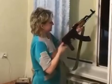 Жительница Донбасса с криками 