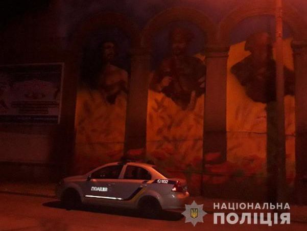 ﻿У Запоріжжі закидали фарбою Мурал єдності поколінь захисників України