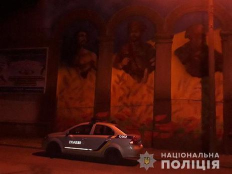 ﻿У Запоріжжі закидали фарбою Мурал єдності поколінь захисників України