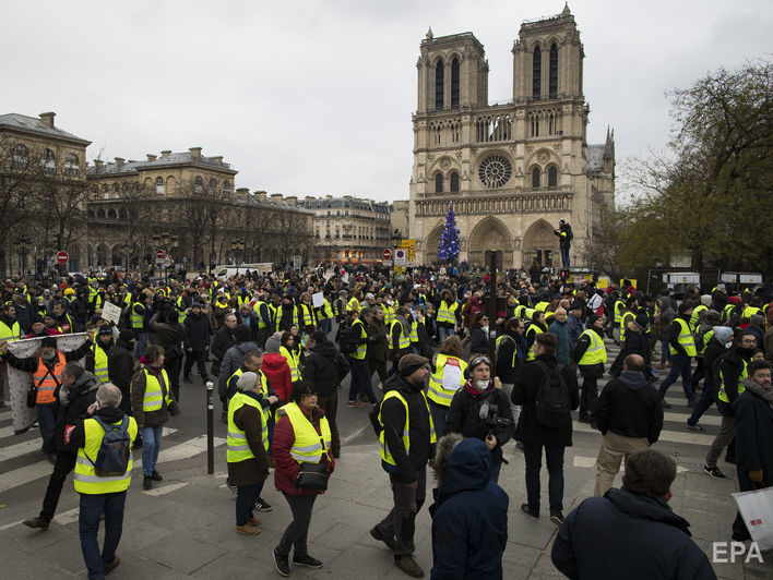 В Париже задержали 24 участника протестов "желтых жилетов"