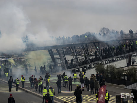 ﻿Макрон звернувся до учасників акції 
