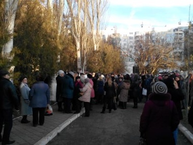 В Керчи в Пенсионном фонде собралась тысячная очередь желающих получать российскую пенсию