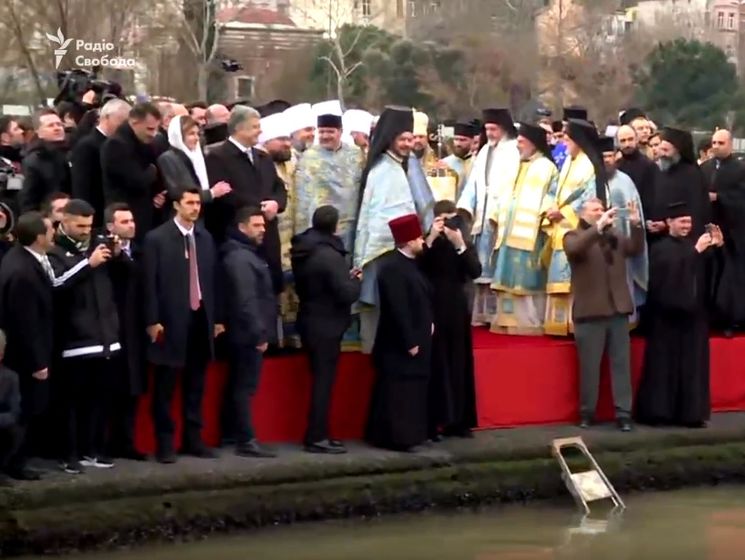 ﻿Порошенко на чолі української делегації бере участь у церемонії освячення води у Стамбулі. Трансляція