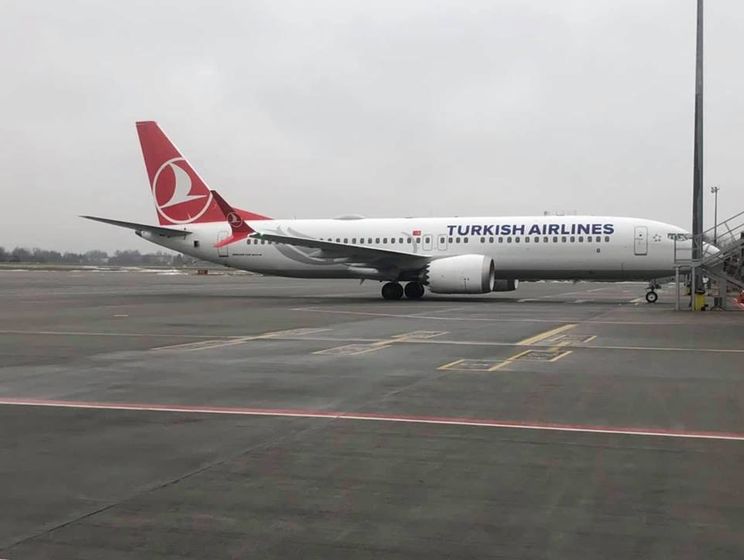 Самолет с 59 пассажирами выкатился за пределы полосы в аэропорту Львов