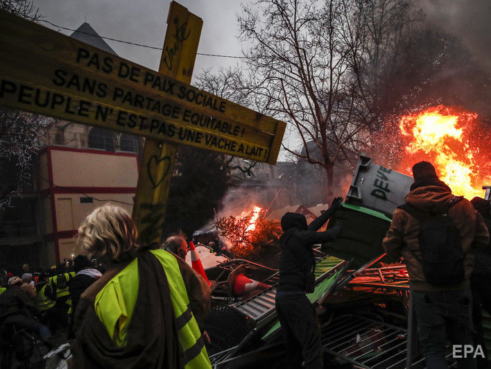 ﻿Учасники акції "жовтих жилетів" у Парижі атакували офіс спікера уряду