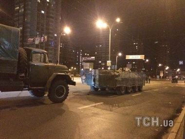 В Киеве в ДТП попали два легковых авто и БТР
