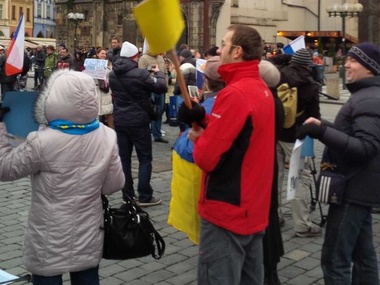 В Праге активисты пикетировали посольство России, требуя остановить оккупацию Украины