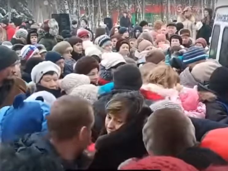 "Толкались, кричали, плакали". В Курске люди устроили давку из-за бесплатных конфет. Видео