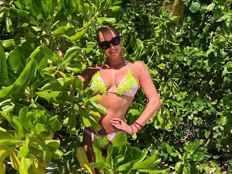 Волочкова на Мальдивах села на шпагат на краю бассейна