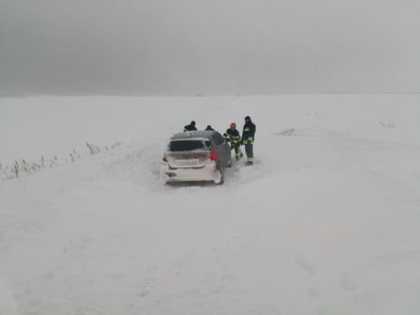 Спасатели вызволяют из снежного плена на дорогах Украины людей и машины. Фоторепортаж